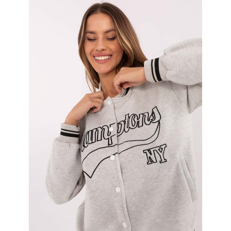Světle šedá melanžová pletená bunda bomber s nápisem