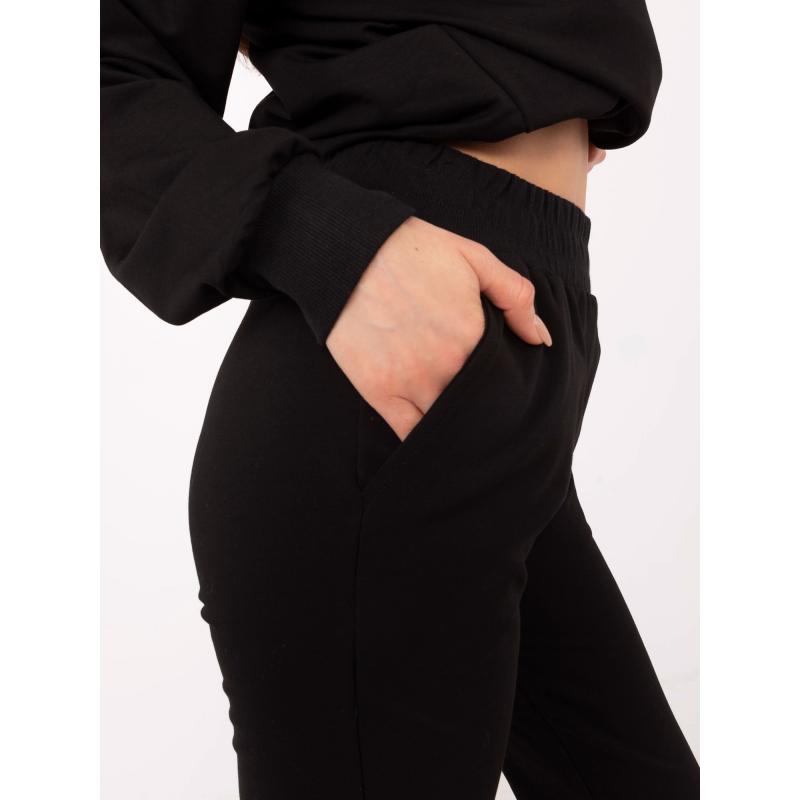 Černá základní mikinová souprava v jednobarevném provedení