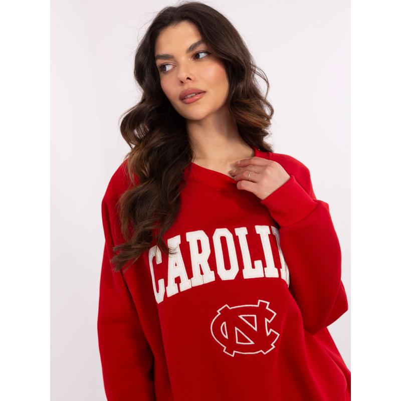 Piros kapucnis pulóver feliratos felirattal