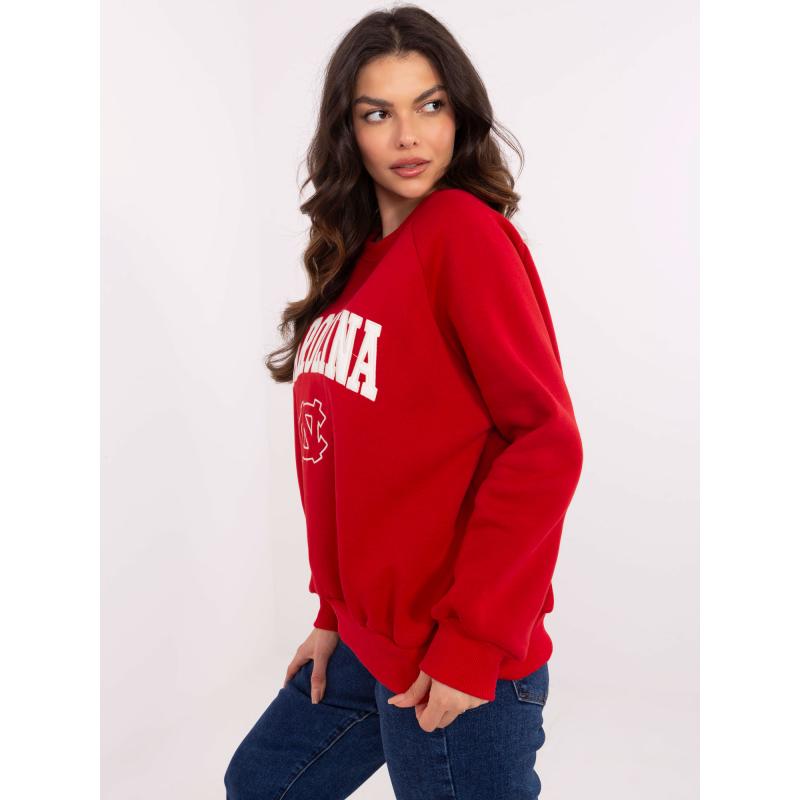 Piros kapucnis pulóver feliratos felirattal