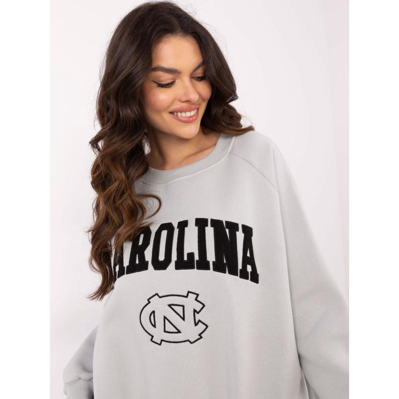 Világosszürke női kapucnis pulóver hímzéssel