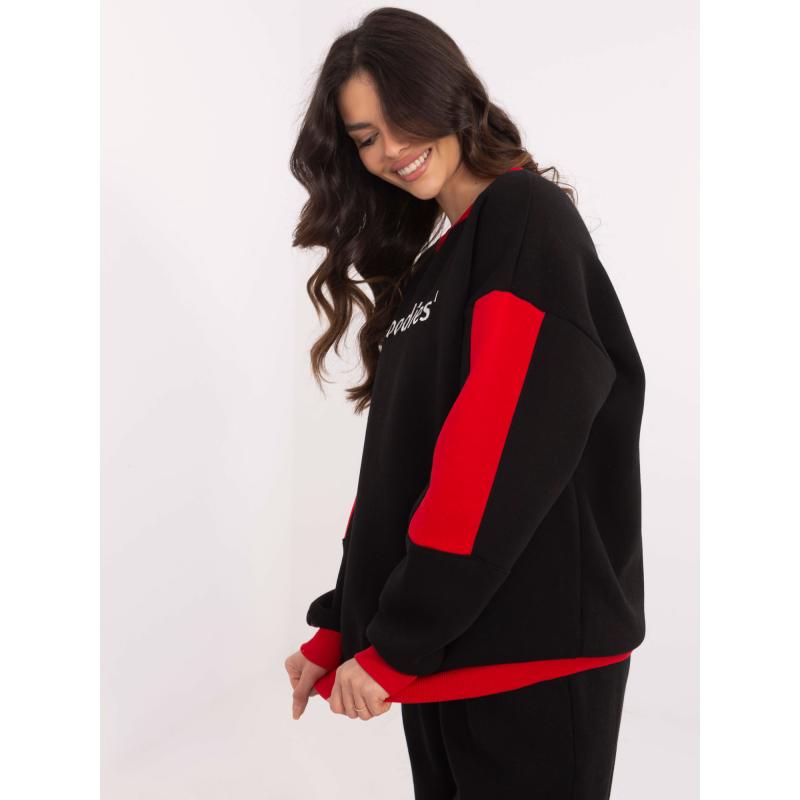 Fekete kapucnis pulóver hímzéssel