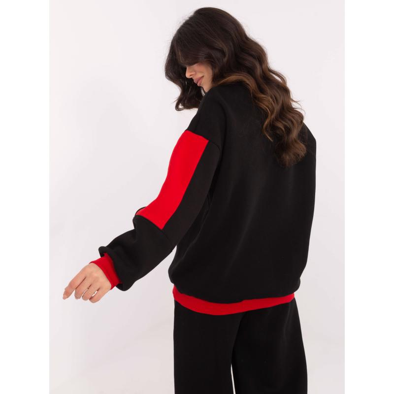 Fekete kapucnis pulóver hímzéssel