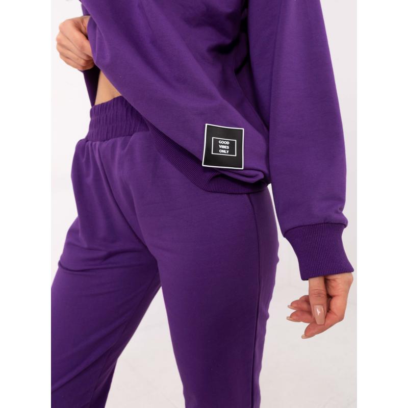 Tmavě fialová tepláková souprava s rovnými kalhotami