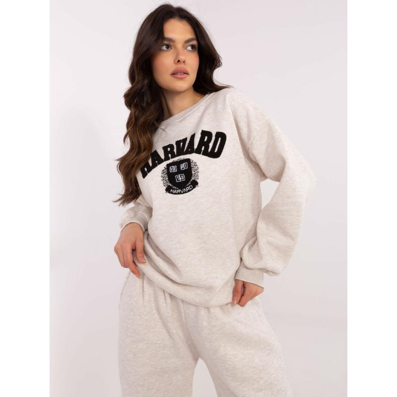 Világosbézs színű, melange színű, túlméretezett kapucnis pulóver hímzéssel