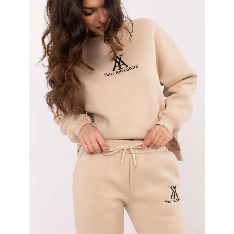 Bézs színű, szigetelt tréningruha hímzéssel