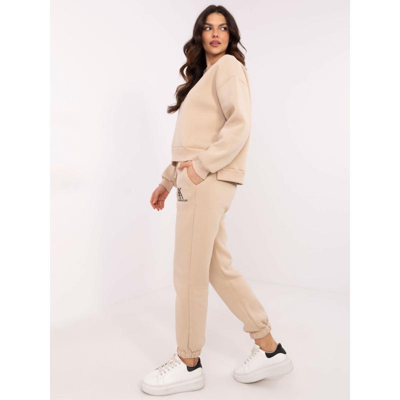 Bézs színű, szigetelt tréningruha hímzéssel
