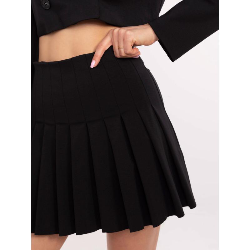Černá plisovaná obleková sukně