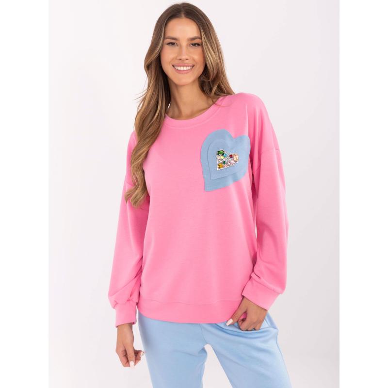 Rózsaszín pulóver szív alakú applikációval