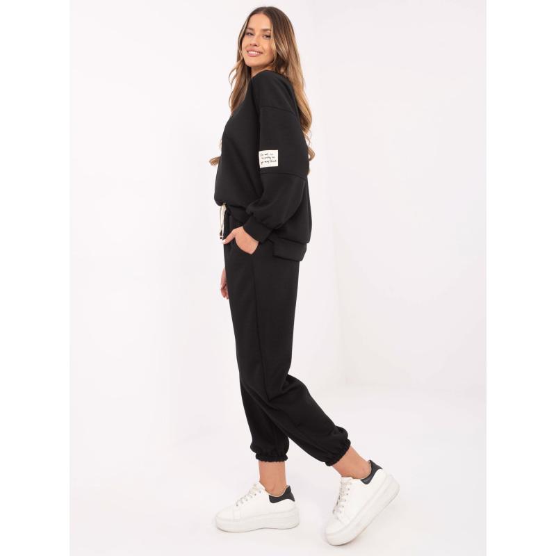 Černý dvoudílný komplet s halenkou nadměrné velikosti