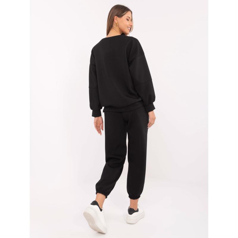 Černý dvoudílný komplet s halenkou nadměrné velikosti