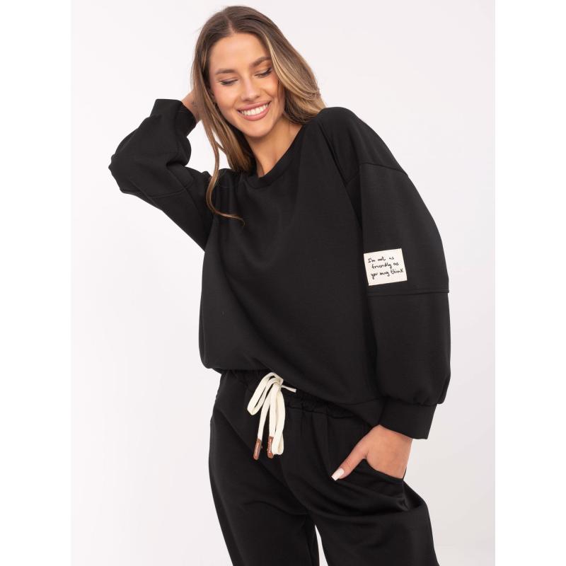 Černý dvoudílný komplet s halenkou nadměrné velikosti