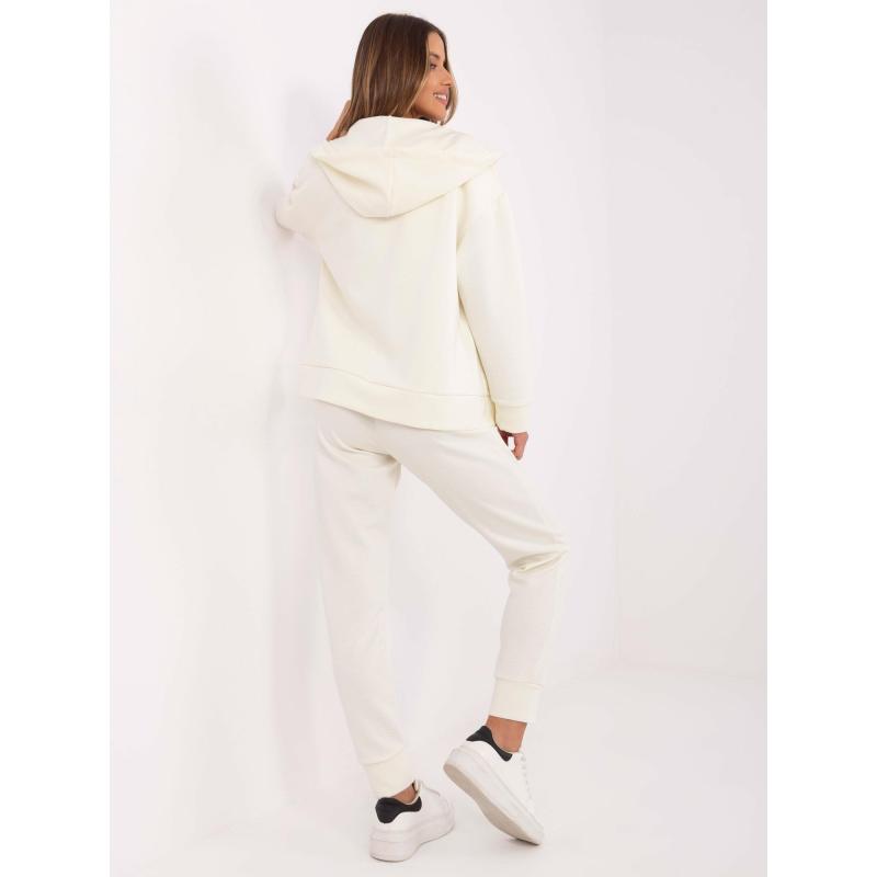 Krémszínű háromrészes tréningruha felsővel
