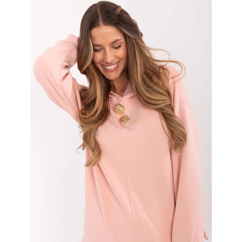 Barackszínű kapucnis pulóver brossokkal