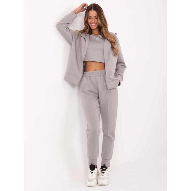 Šedý třídílný komplet s otevřenou mikinou