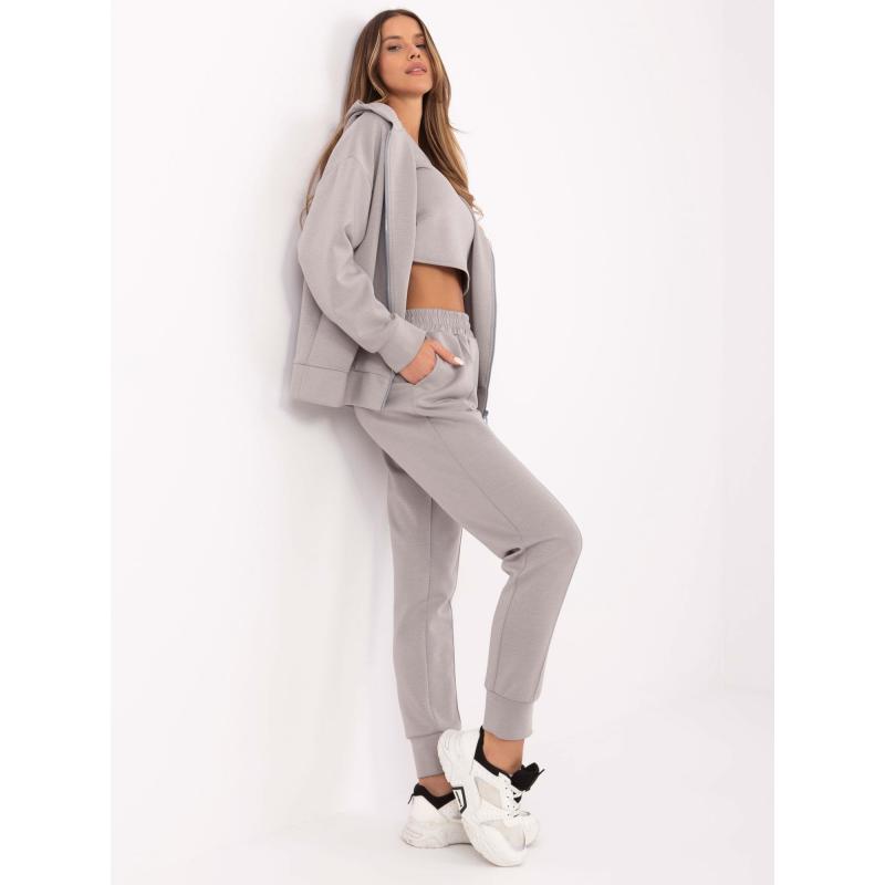 Šedý třídílný komplet s otevřenou mikinou