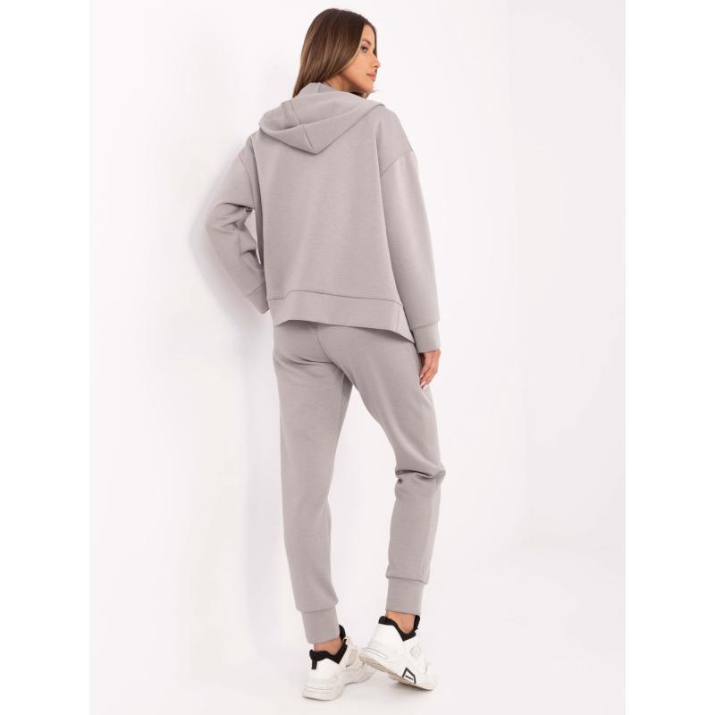Šedý třídílný komplet s otevřenou mikinou