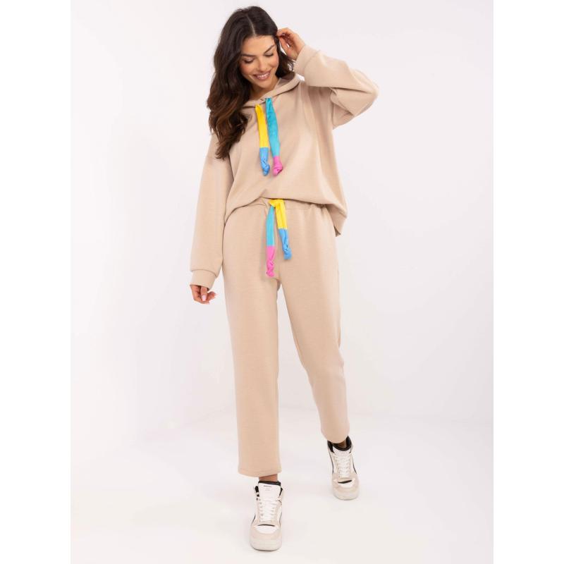 Béžový dvoudílný komplet se širokými vázačkami