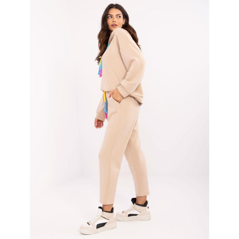 Béžový dvoudílný komplet se širokými vázačkami