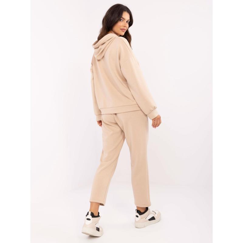 Béžový dvoudílný komplet se širokými vázačkami