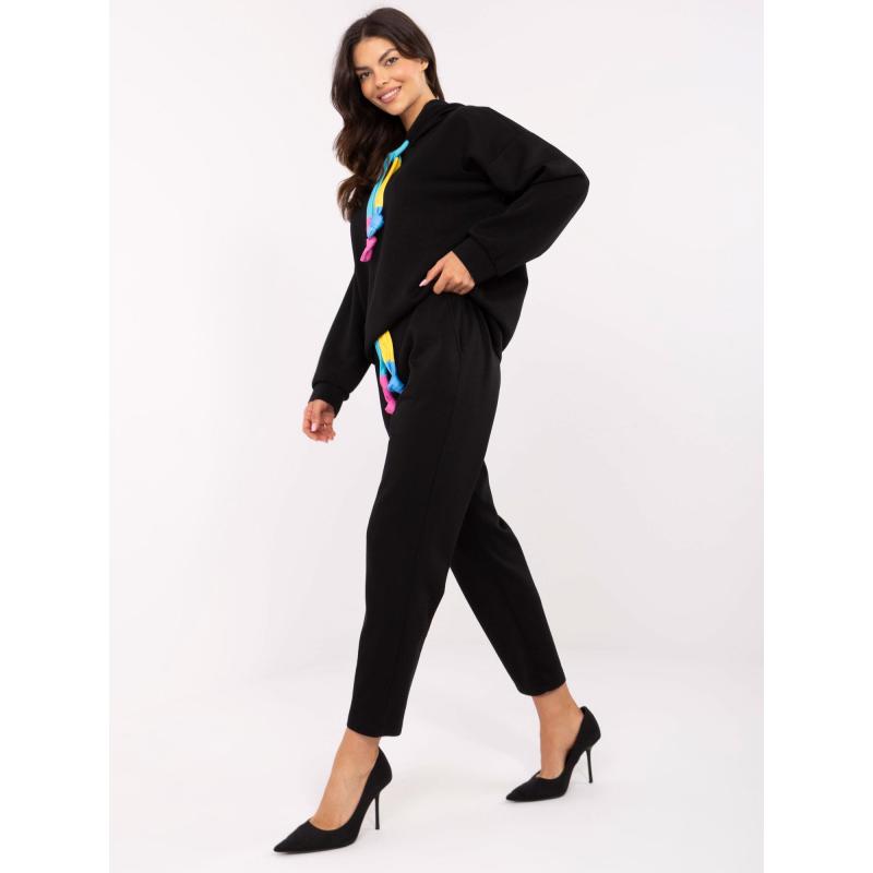 Fekete tréningruha színes nyakkendővel