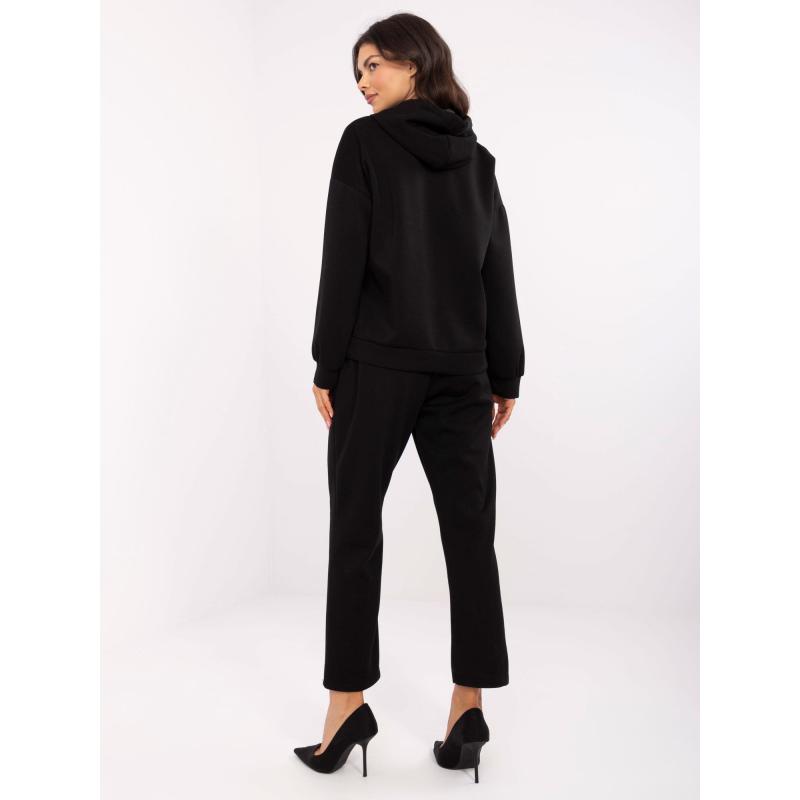 Fekete tréningruha színes nyakkendővel