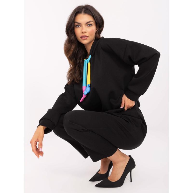 Fekete tréningruha színes nyakkendővel