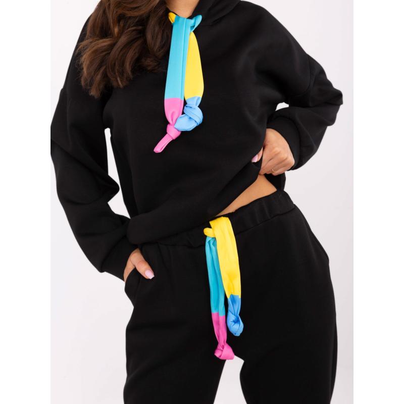 Fekete tréningruha színes nyakkendővel