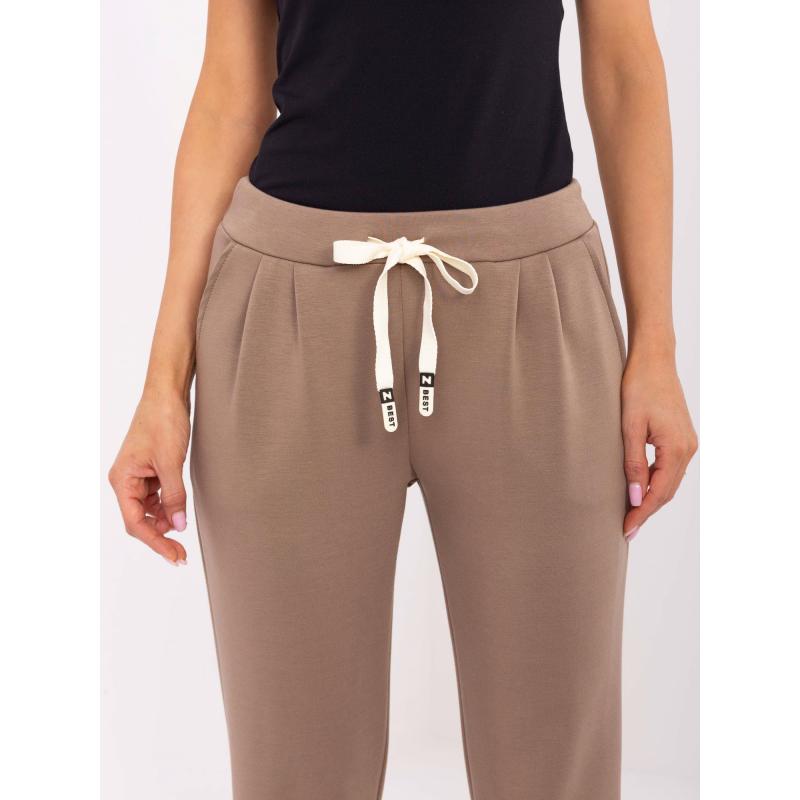 Barna melegítőnadrág hosszú, húzózsinórral a derekán