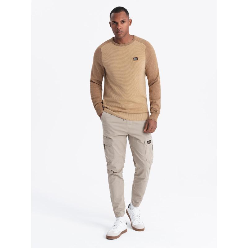 Kötött férfi RELAXED FIT pulóver mintákkal - tengerészkék V1 OM-SWSW-0111 OM-SWSW-0111