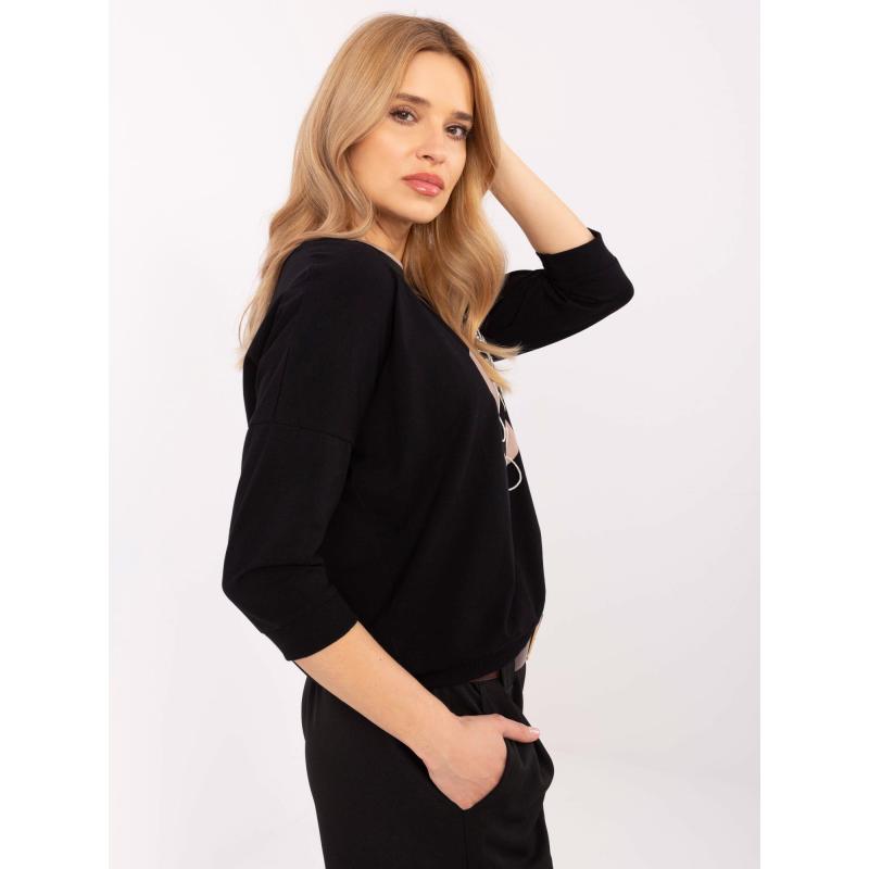 Fekete blúz nyomtatással és applikációkkal