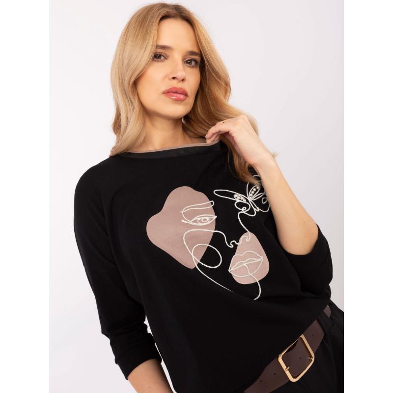 Fekete blúz nyomtatással és applikációkkal