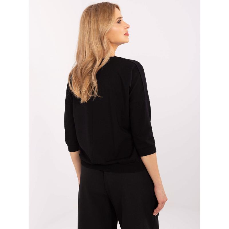 Fekete blúz nyomtatással és applikációkkal