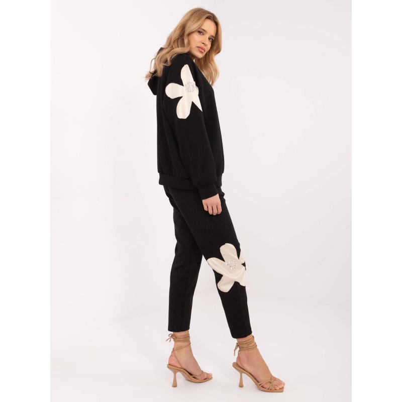 Fekete tréningruha virágos betétekkel