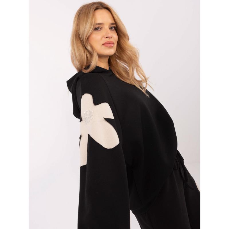 Fekete tréningruha virágos betétekkel