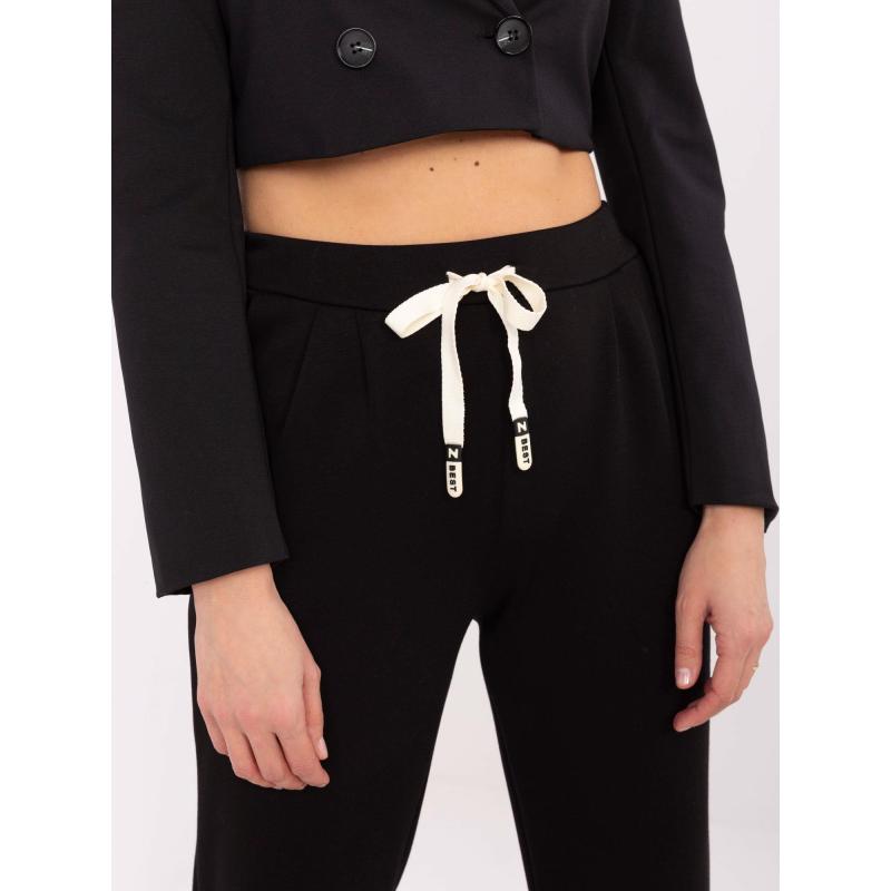 Černé tepláky se záhyby