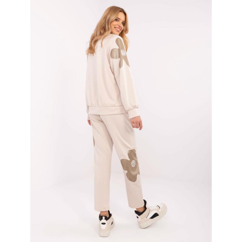 Béžový dámský komplet s květinovými vsadkami