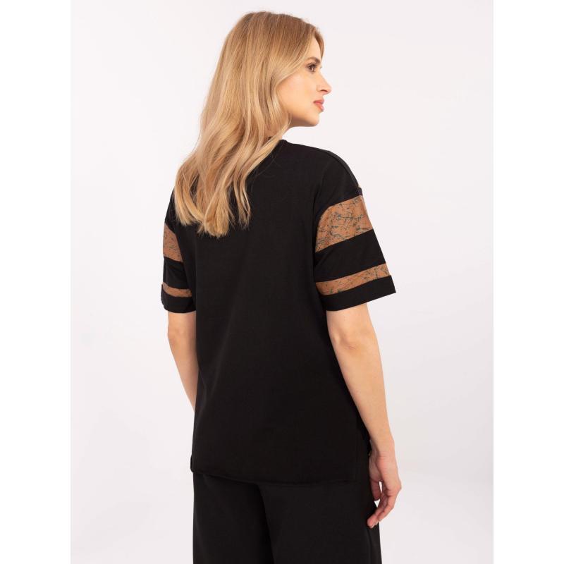 Černé tričko s pruhovaným potiskem a aplikacemi