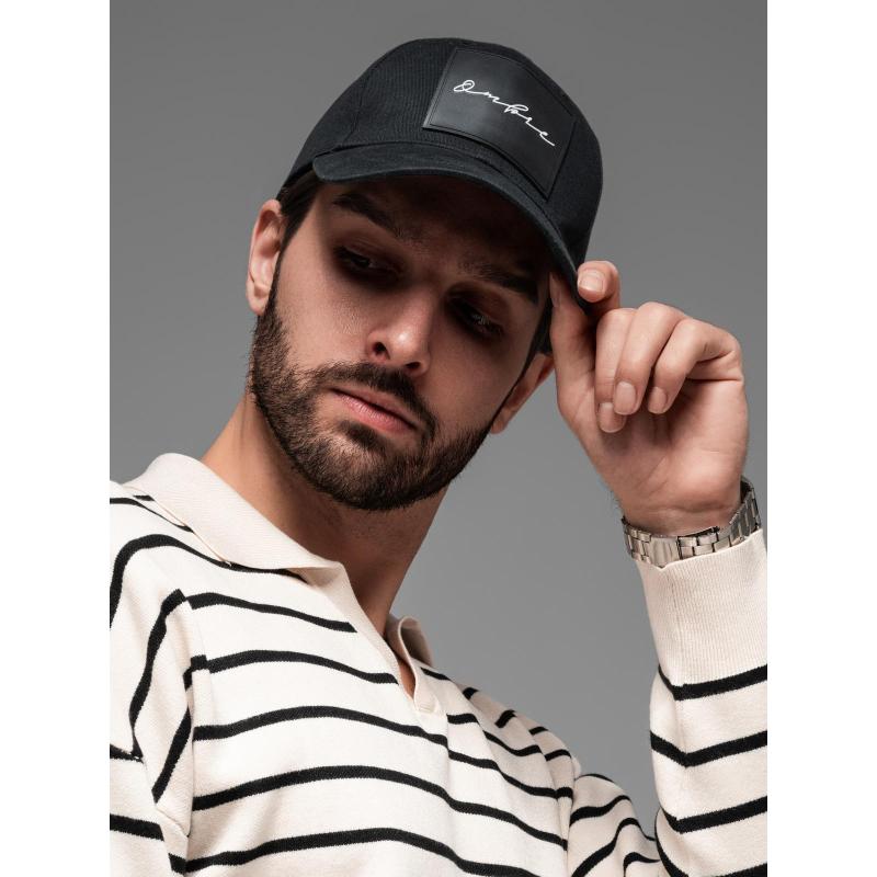 Férfi baseball sapka napellenzővel és nagy felvarróval – fekete V1 OM-ACCS-0101
