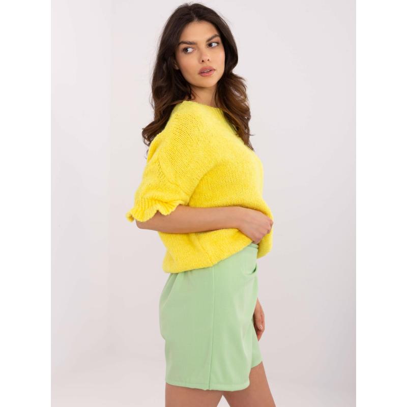 Žlutý oversize svetr s volánky na rukávech