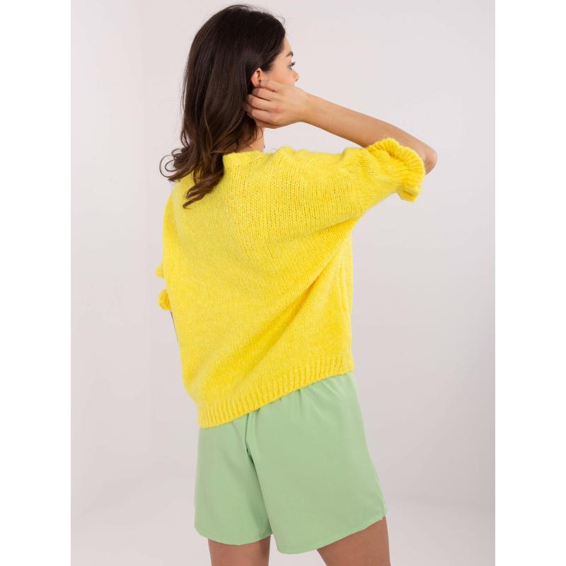 Žlutý oversize svetr s volánky na rukávech