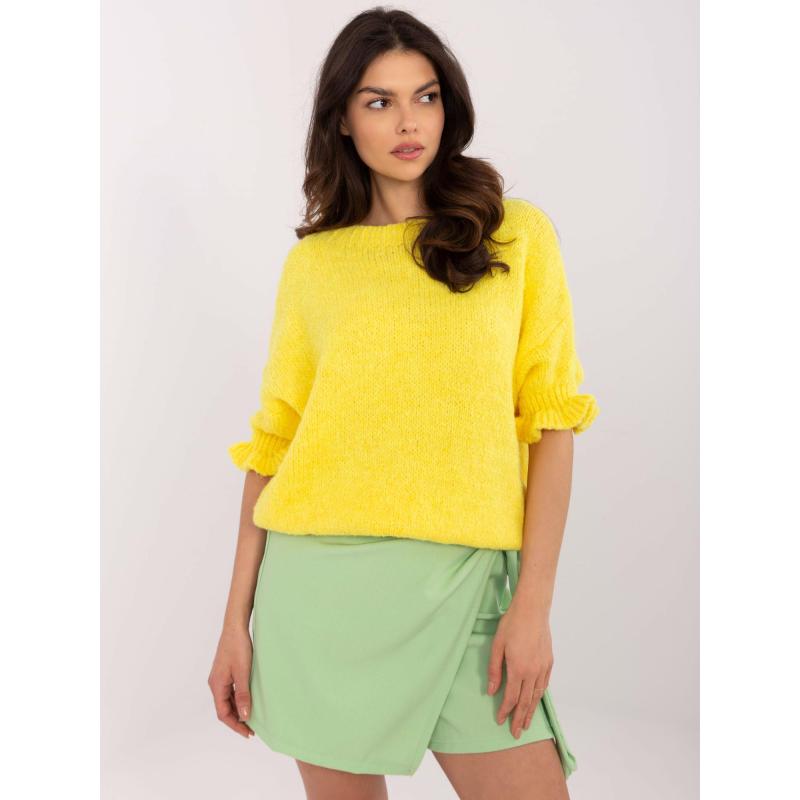 Žlutý oversize svetr s volánky na rukávech