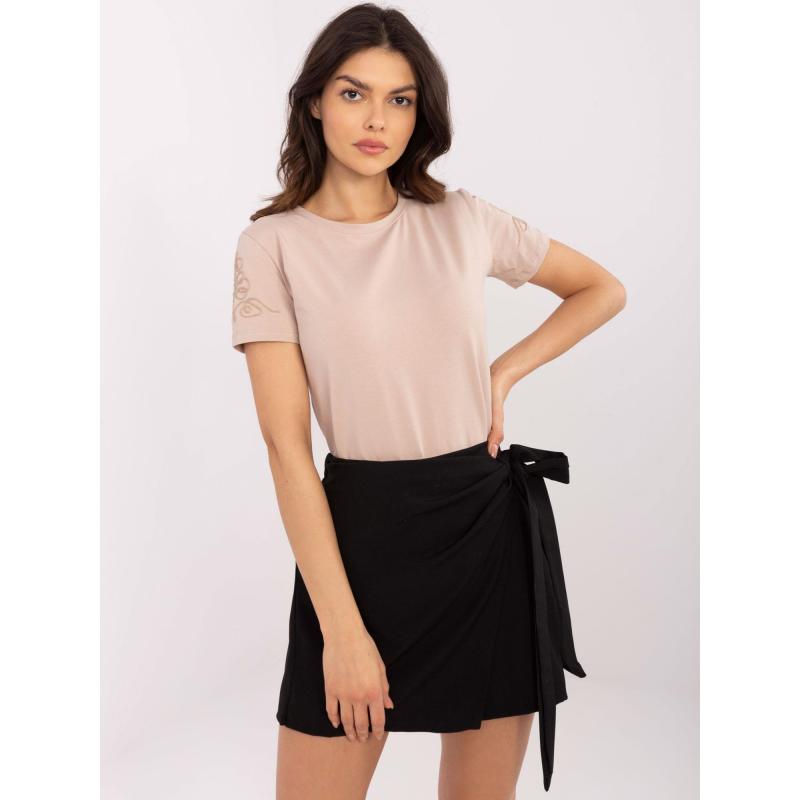 Béžové dámské tričko s výšivkou na rukávech