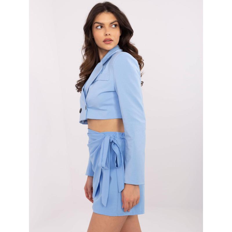 Világoskék szoknya és rövidnadrág nyakkendővel