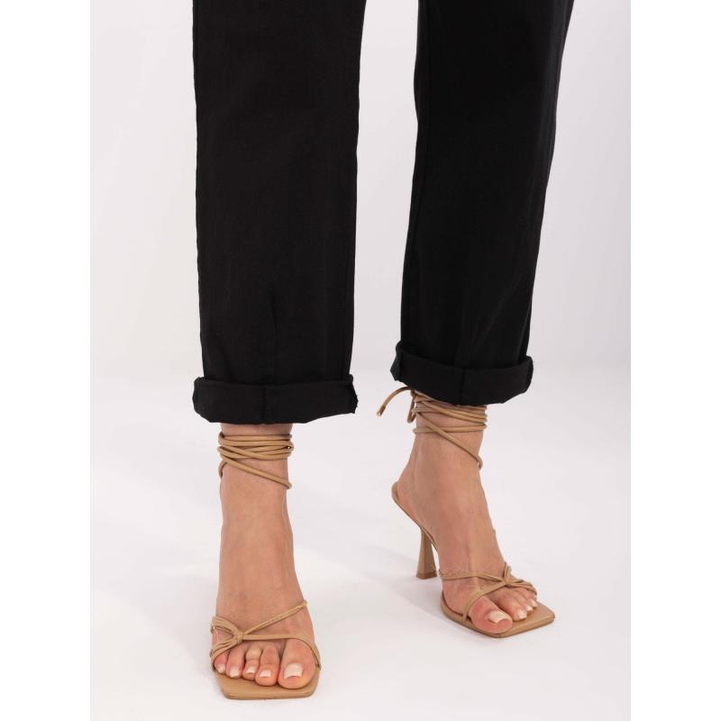 Černé kalhoty s látkovým páskem