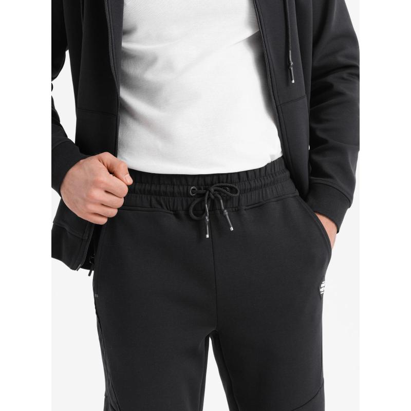 Pánské tepláky s žebrovanými manžetami a ozdobným zipem - černé V3 OM-PASK-0226