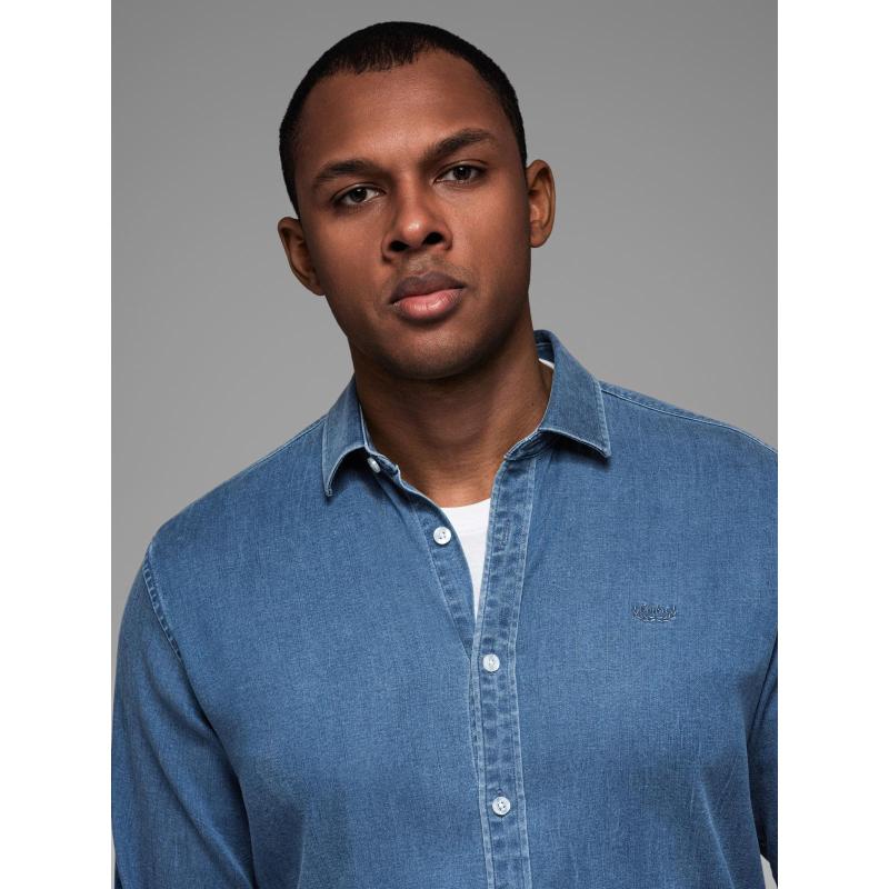 Pánská džínová košile s lyocellem a výšivkou na hrudi – modrá V2 OM-SHDS-0180