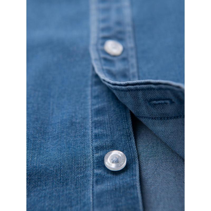 Pánská džínová košile s lyocellem a výšivkou na hrudi – modrá V2 OM-SHDS-0180