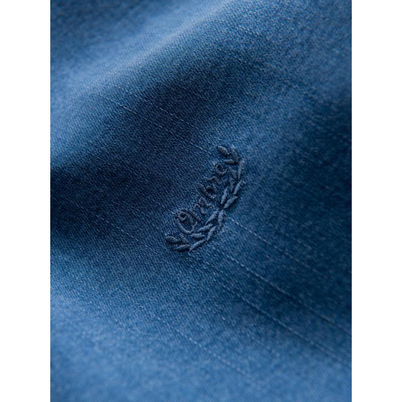Pánská džínová košile s lyocellem a výšivkou na hrudi – modrá V2 OM-SHDS-0180
