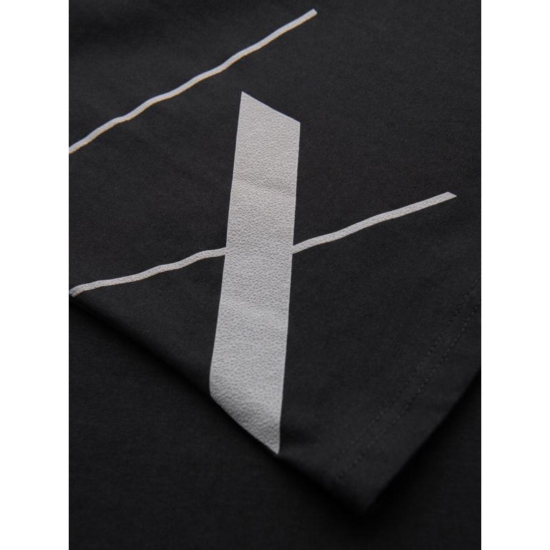 Pánske bavlnené tričko z džerseju s veľkým nápisom na boku - čierne V1 OM-TSPT-0213